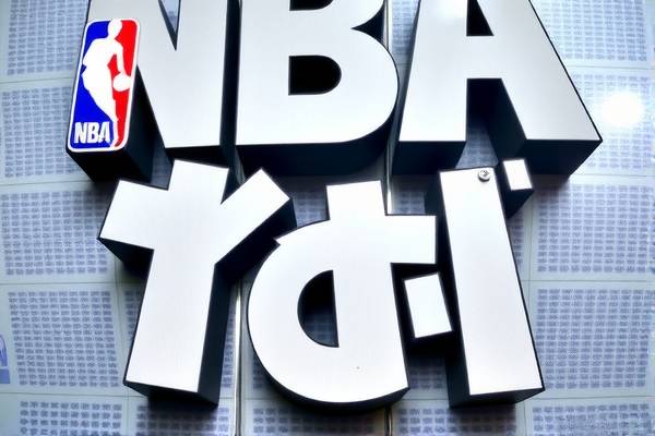 NBA传奇巨星艾弗森的录像回放，回顾历史时刻与不朽传奇